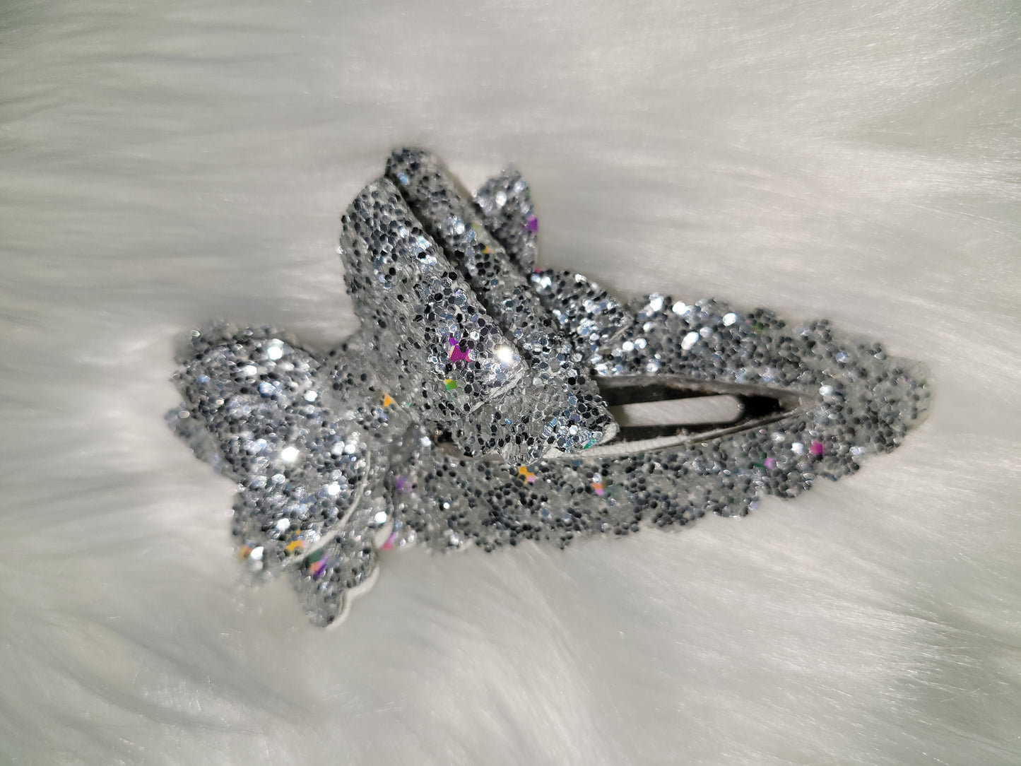 Silver scalloped snap clip