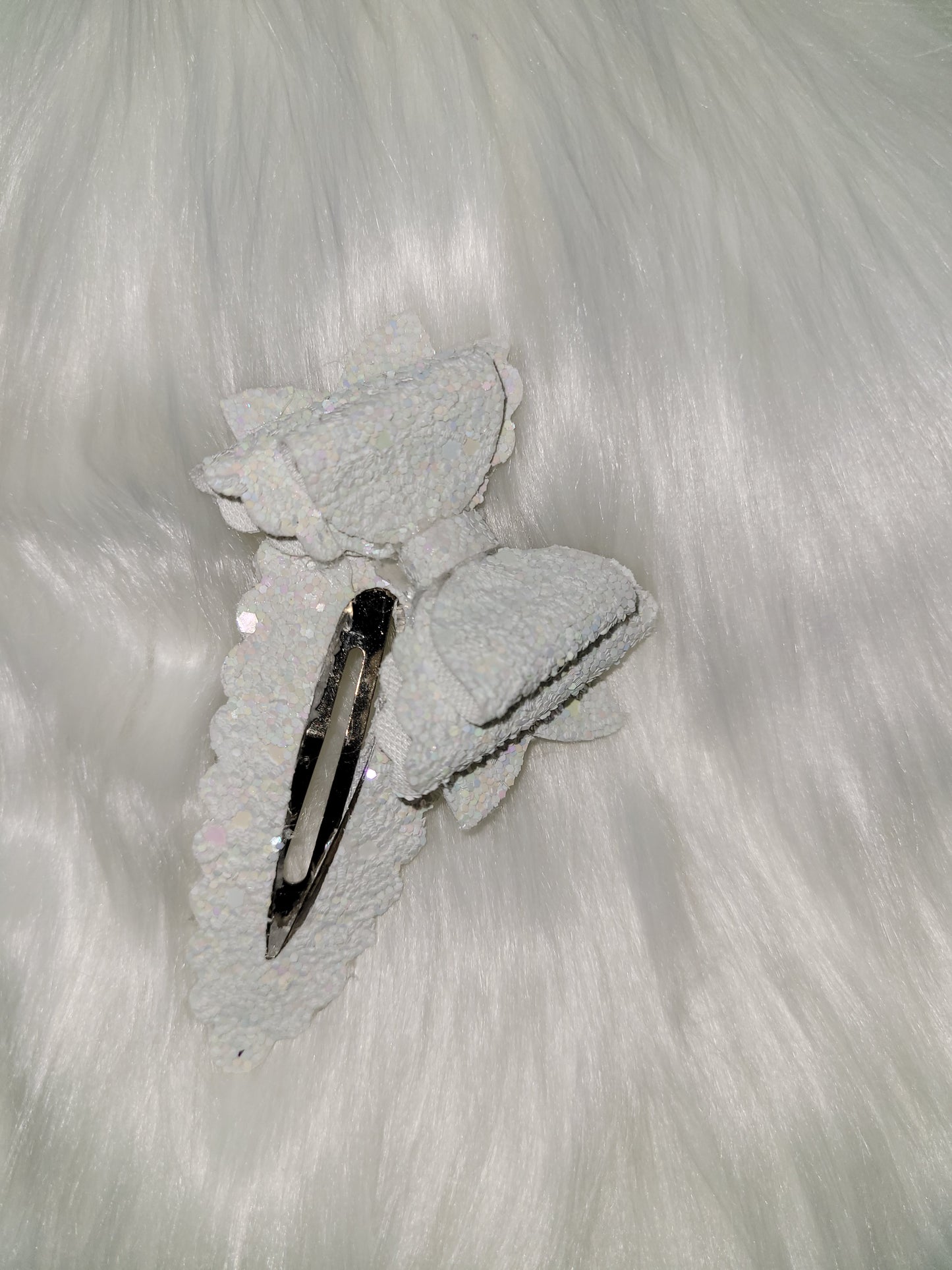 Scalloped bow snap clip