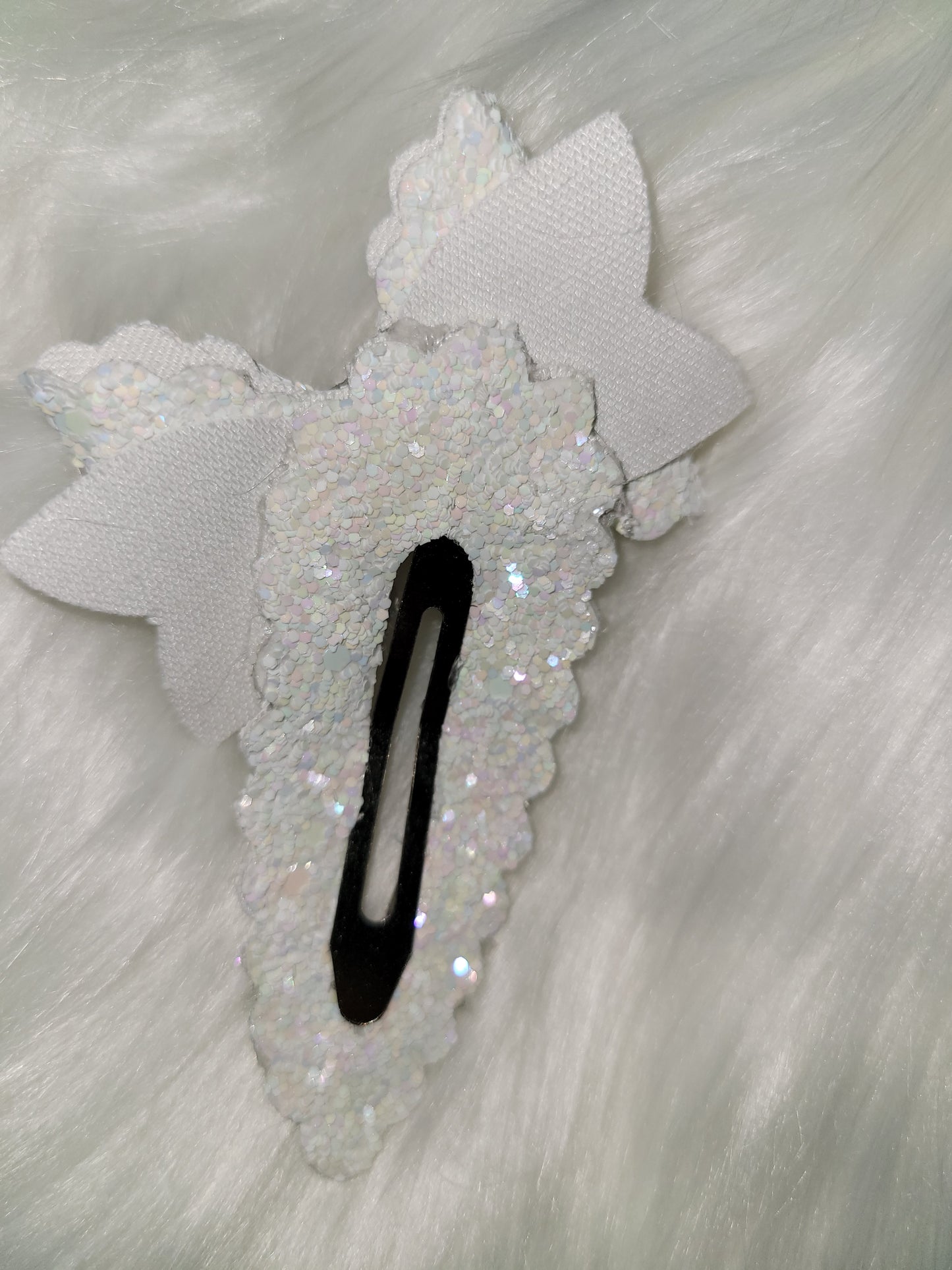 Scalloped bow snap clip