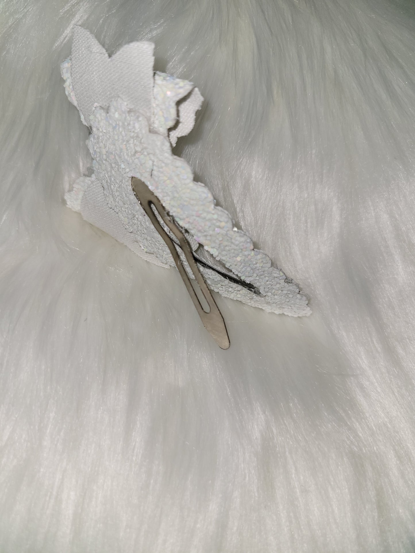 Scalloped bow snap clip